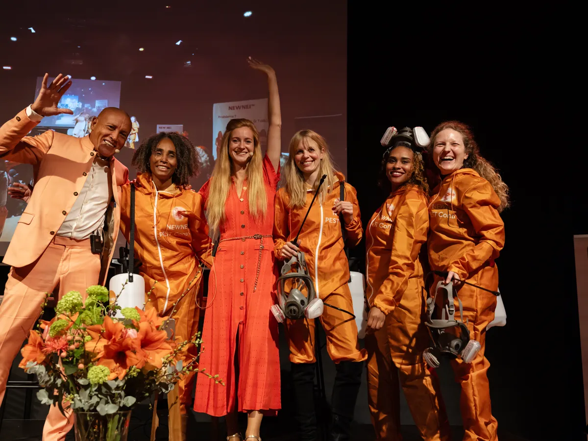 Het NEWNEI-team viert op het podium