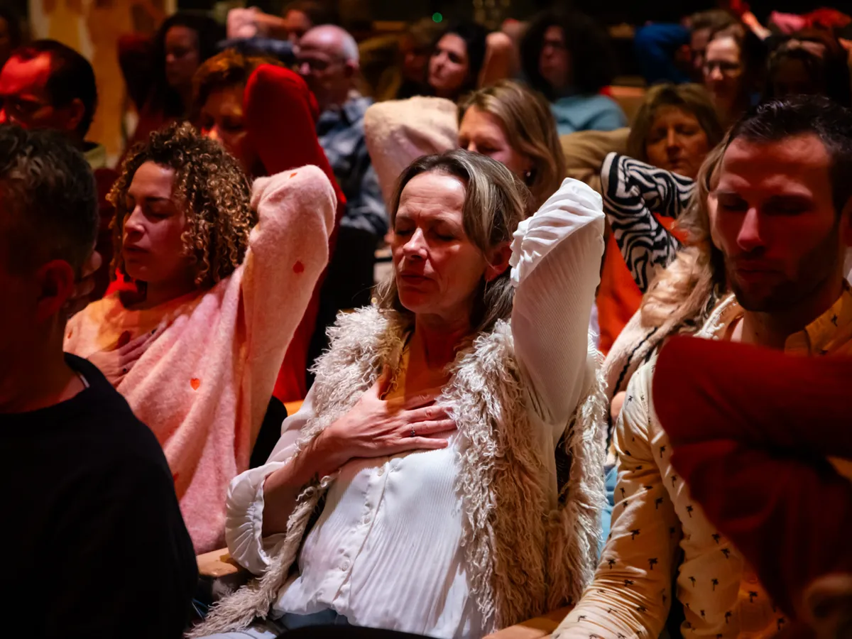 Deelnemers staan met de hand op het hart